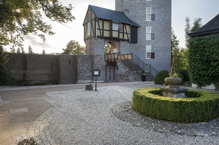 Nieuwe toren vanuit de binnenplaats