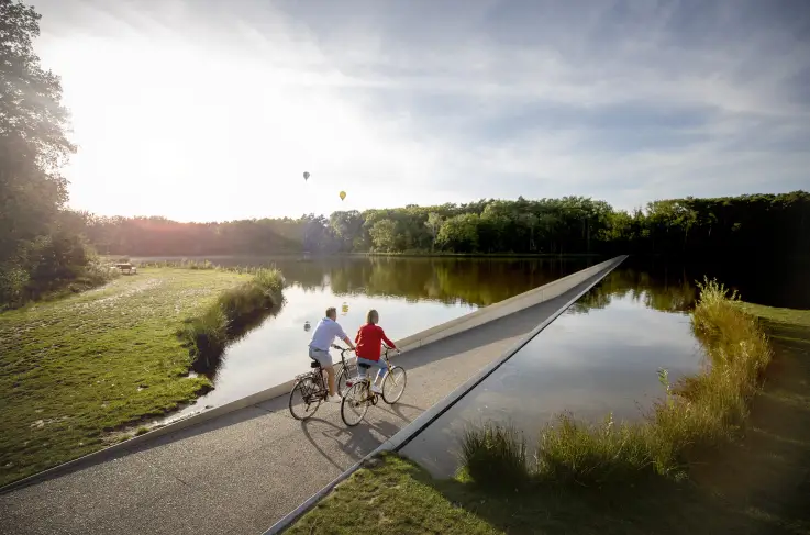 Fietsen door het water ©Visitlimburg.be/David Samyn
