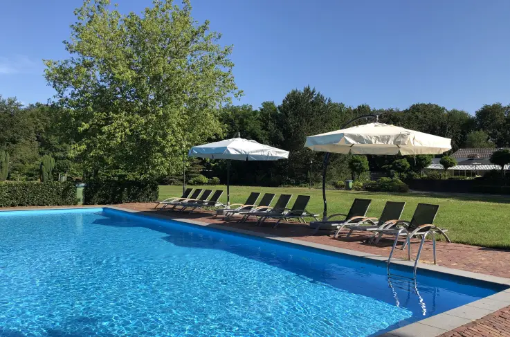 Buitenzwembad (gaat pas in juni open)
