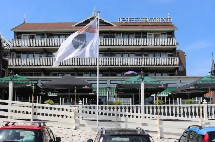 Aanzicht met terras