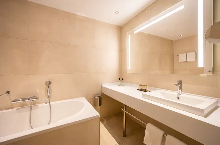 Deluxe kamer badkamer met bad