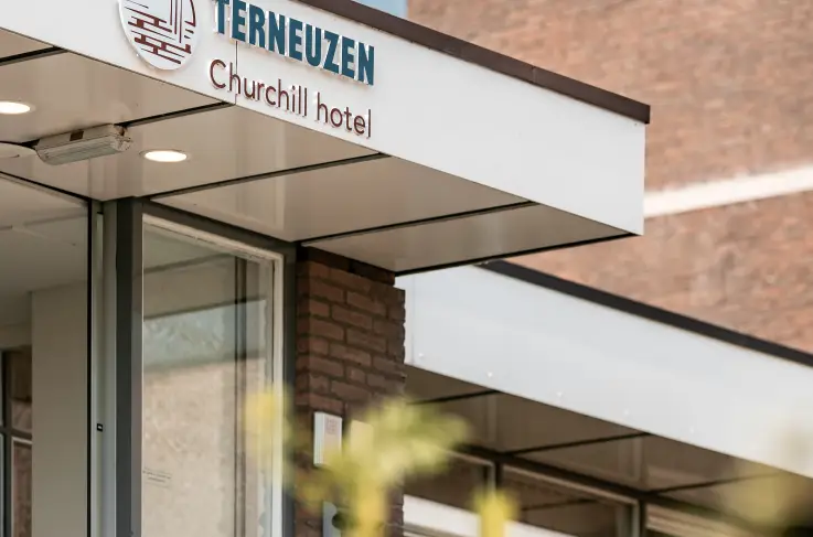 Vooraanzicht hotel