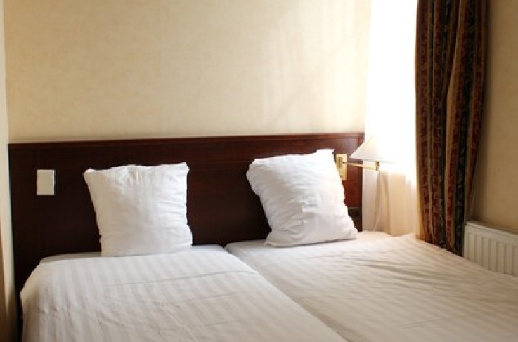 Kleine tweepersoonskamer met bad