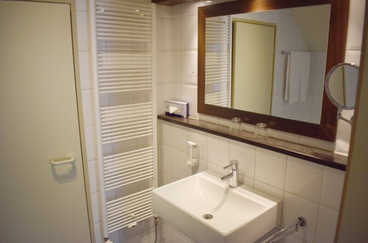 Standaard tweepersoonskamer met balkon badkamer