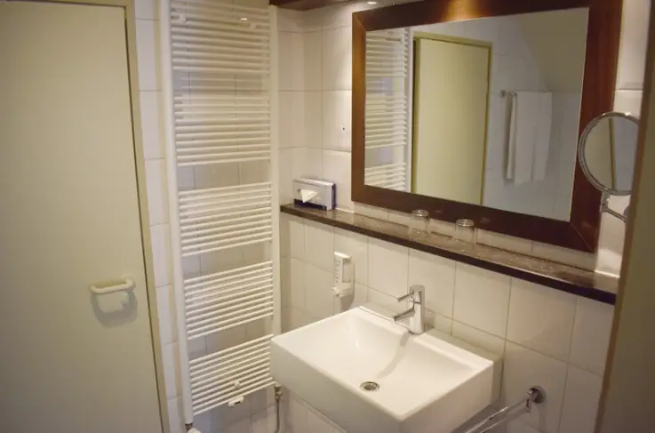 Standaard tweepersoonskamer met balkon badkamer