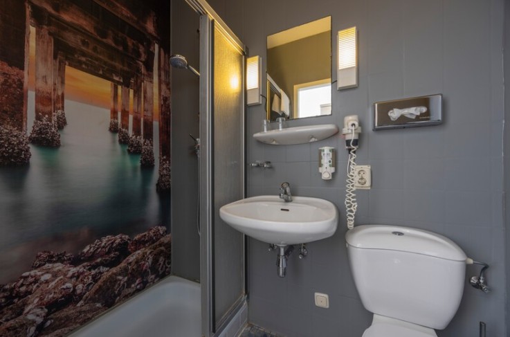 Kleine tweepersoonskamer badkamer