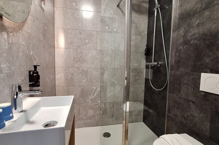 Standaard tweepersoonskamer badkamer