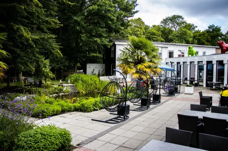 Terras met vijver