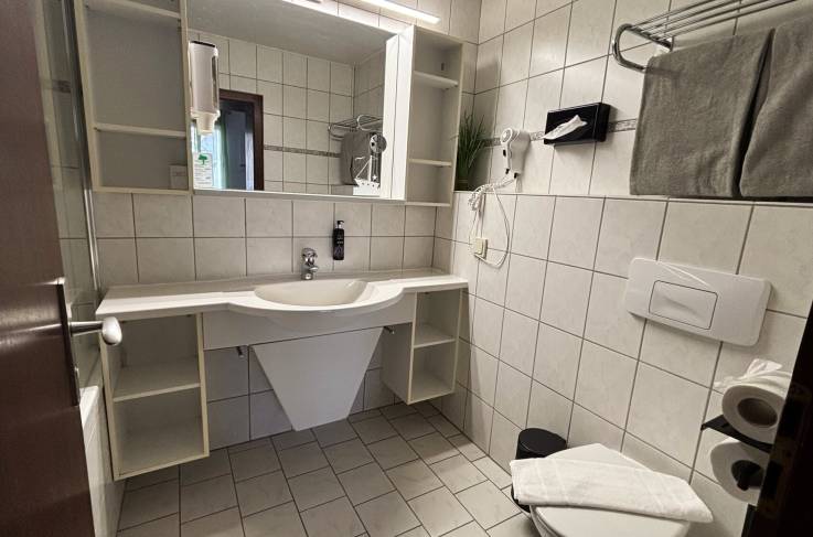 Tweepersoonskamer met tuinzicht - Badkamer