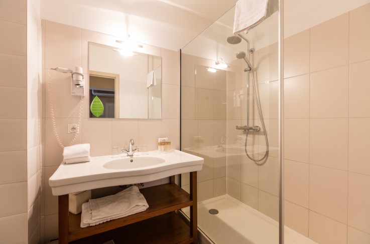 Tweepersoonskamer badkamer